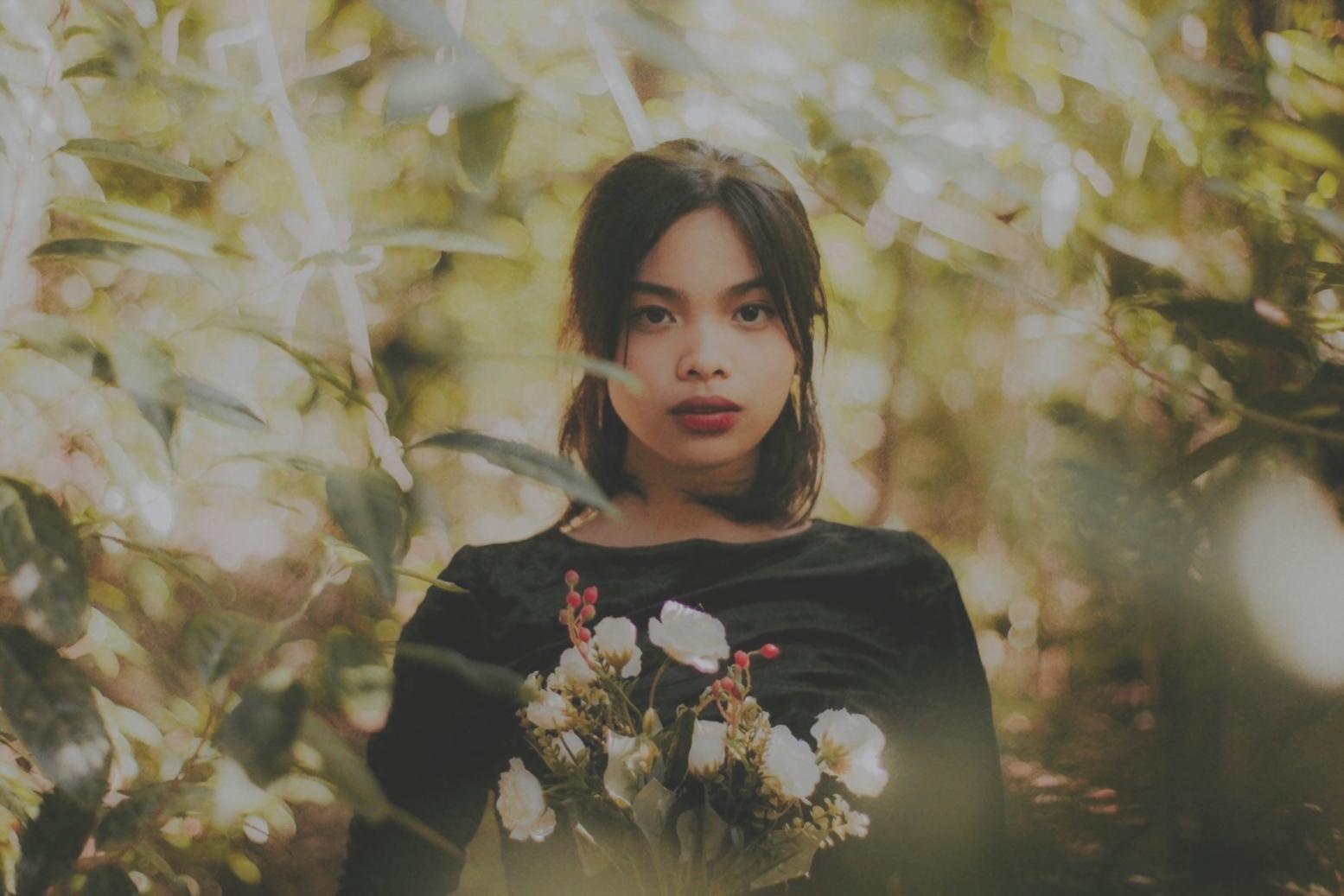 Elegante Tischdekoration mit weißen Blumenarrangements und Kerzen für eine festliche Hochzeit