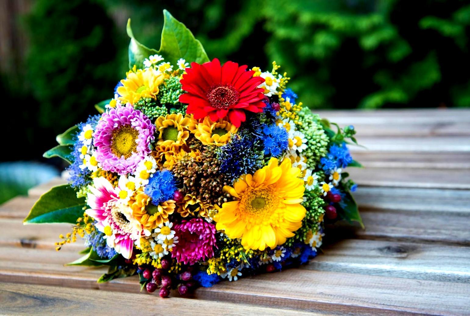Florale Hochzeitsarrangements mit verschiedenen Blumentypen und Farben